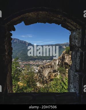 Alpes de Grenoble depuis les ruines du Mont Jalla Banque D'Images