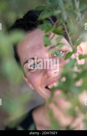 Happy woman smiling outdoors Banque D'Images