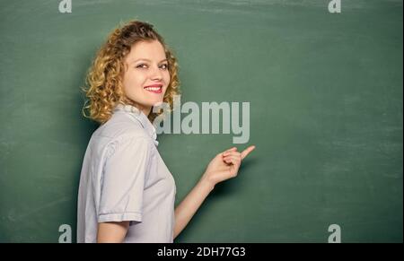 Passionné par la connaissance. L'enseignement pourrait être plus amusant. Meilleur ami des apprenants. Un bon enseignant est maître de la simplification. Femme enseignante devant le tableau noir. Professeur expliquer le sujet dur. Banque D'Images