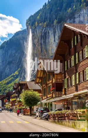 Lauterbrunnen, rue et cascade de la Suisse Banque D'Images