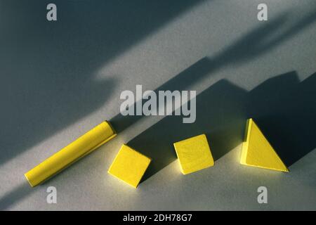 Formes géométriques abstraites jaunes sur fond gris. Copier l'espace. Banque D'Images