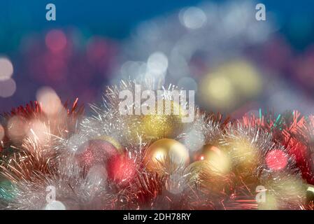Boules rouges et dorées sur fond flou et étincelant, lumières de bokeh. Nouvel an d'or 2021. Carte de joyeux Noël. Banque D'Images
