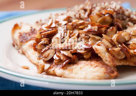 amandes grillées dans une sauce au citron sur la sole poêlée et quinoa Banque D'Images