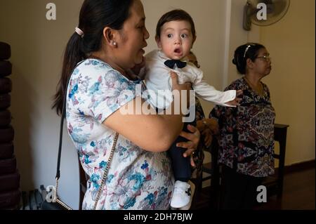 Portrait d'un bébé vietnamien eurasien et de ses proches vietnamiens, Ho Chi Minh ville, Vietnam Banque D'Images