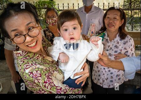 Portrait d'un bébé vietnamien eurasien et de ses proches vietnamiens, Ho Chi Minh ville, Vietnam Banque D'Images