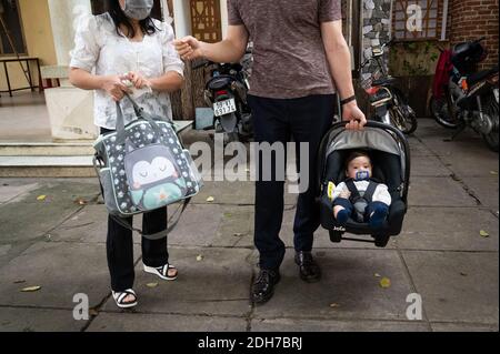 Portrait d'un bébé vietnamien eurasien et de ses parents, Ho Chi Minh ville, Vietnam Banque D'Images