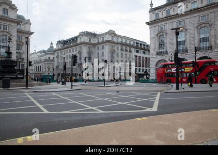 Piccadilly Circus apparaît vide à Londres, Royaume-Uni Banque D'Images