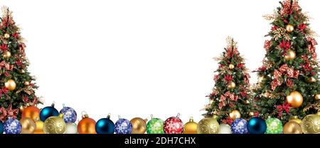 Noël double bordure d'ornements, arbres de noël, branches et ruban de carreaux de buffle. Vue de dessus sur fond blanc Banque D'Images