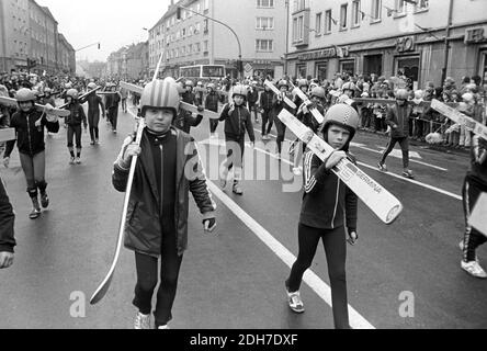 01 mai 1982, Saxe, Eilenburg: De jeunes sauteurs de ski qui s'entraînent sur le Mattenschanze d'Eilenburg seront là avec leurs lamelles de saut à ski de Germina. Lors de la manifestation le 1er mai 1982 à Eilenburg, les enfants, les élèves, les athlètes et les enfants défilent devant l'hôtel de ville et une tribune avec des invités d'honneur. Photo: Volkmar Heinz/dpa-Zentralbild/ZB Banque D'Images