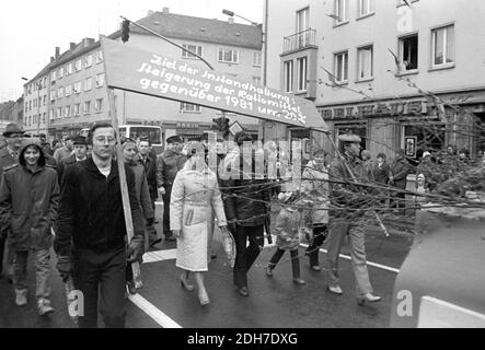 01 mai 1982, Saxe, Eilenburg: 'Objectif de maintenance: Augmentation de 20% du ratiomatériau par rapport à 1981!' Lors de la manifestation à Eilenburg, le 1er mai 1982, des ouvriers, des écoliers, des sportifs, des femmes et des enfants défilent devant l'hôtel de ville et une tribune avec des invités d'honneur s'y est établie. Photo: Volkmar Heinz/dpa-Zentralbild/ZB Banque D'Images