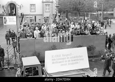 01 Mai 1982, Saxe, Eilenburg: Slogan sur le Multicar: '10ème Congrès FDGB - de hautes réalisations en compétition socialiste pour la réalisation de notre politique sociale! Lors de la manifestation à Eilenburg, le 1er mai 1982, des ouvriers, des écoliers, des sportifs, des femmes et des enfants défilent devant l'hôtel de ville et une tribune avec des invités d'honneur s'y est établie. Photo: Volkmar Heinz/dpa-Zentralbild/ZB Banque D'Images