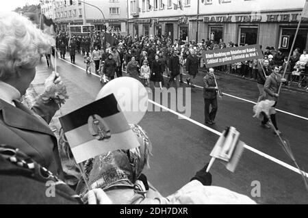 01 mai 1982, Saxe, Eilenburg: 'Amélioration du raffinement des matières premières et des matières premières - la clé pour un travail plus efficace!'. Lors de la manifestation à Eilenburg, le 1er mai 1982, des ouvriers, des écoliers, des sportifs et des enfants défilent devant l'hôtel de ville et une tribune avec des invités d'honneur s'y est installé. Photo: Volkmar Heinz/dpa-Zentralbild/ZB Banque D'Images