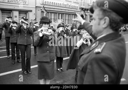 01 mai 1982, Saxe, Eilenburg : souffleurs de corne de chasse avec des cornes de chasse. Lors de la manifestation à Eilenburg, le 1er mai 1982, les enfants, les enfants, les enfants, les enfants et les enfants défilent devant l'hôtel de ville et une tribune avec des invités d'honneur. Date exacte de l'enregistrement inconnue. Photo: Volkmar Heinz/dpa-Zentralbild/ZB Banque D'Images