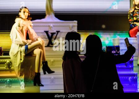 Berlin, Allemagne. 09e décembre 2020. Allemagne, Berlin, 09 décembre 2020 : deux femmes prennent une photo d'elles-mêmes devant une fenêtre de Noël du Kaufhaus des Westens. Pour contenir la pandémie de corona, de nombreuses restrictions s'appliquent à Berlin du 2 novembre à la fin de décembre 22 : les musées et les institutions culturelles doivent fermer, les événements et les marchés de Noël ne sont pas autorisés. (Photo de Jan Scheunert/Sipa USA) crédit: SIPA USA/Alay Live News Banque D'Images