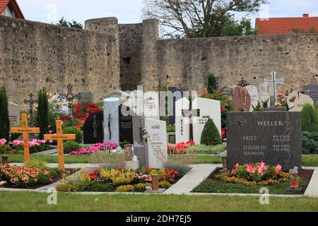 Cimetière fortifié, vers 1200, de Rasdorf, district de Fulda, Hesse, Allemagne / Wehrfriedhof, um 1200, von Rasdorf, Landkreis Fulda, Hessen, Deutsc Banque D'Images