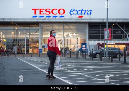 Glasgow, Écosse, Royaume-Uni. 10 décembre 2020. En photo : le président DE TESCO a admis avoir stocké des biens de longue durée en prévision d'une éventuelle interruption de l'approvisionnement à la fin de la période de transition du Brexit. Heures de parole avant que le PM Boris Johnson ne doive se rendre à Bruxelles pour les derniers pourparlers sur les accords commerciaux de fossé, John Allan n'a pas été en mesure d'écarter la possibilité de pénuries temporaires de certains produits frais à partir du 1er janvier, mais a ajouté qu'ils ne devraient l'être que pour une « période limitée ». Crédit : Colin Fisher/Alay Live News Banque D'Images