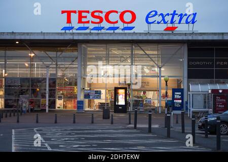 Glasgow, Écosse, Royaume-Uni. 10 décembre 2020. En photo : le président DE TESCO a admis avoir stocké des biens de longue durée en prévision d'une éventuelle interruption de l'approvisionnement à la fin de la période de transition du Brexit. Heures de parole avant que le PM Boris Johnson ne doive se rendre à Bruxelles pour les derniers pourparlers sur les accords commerciaux de fossé, John Allan n'a pas été en mesure d'écarter la possibilité de pénuries temporaires de certains produits frais à partir du 1er janvier, mais a ajouté qu'ils ne devraient l'être que pour une « période limitée ». Crédit : Colin Fisher/Alay Live News Banque D'Images