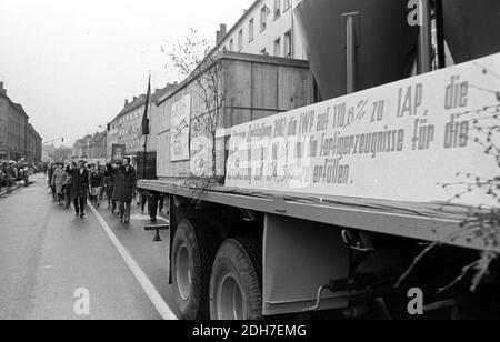 01 mai 1982, Saxe, Eilenburg: 'Notre objectif pour 1982 était d'atteindre le PII à 110.8 pour cent, la production nette à 110.6 pour cent et les produits finis pour la population à 134.3 pour cent'. Lors de la manifestation le 1er mai 1982 à Eilenburg, des ouvriers, des écoliers, des sportifs et des enfants défilent devant l'hôtel de ville et une tribune avec des invités d'honneur. Photo: Volkmar Heinz/dpa-Zentralbild/ZB Banque D'Images