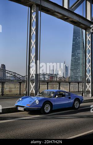 Frankfurt am main Eastend Classic sportscar avec Skyline de Francfort et nouveau bâtiment de la Banque centrale européenne , Francfort-sur-le-main, Hesse , allemand Banque D'Images