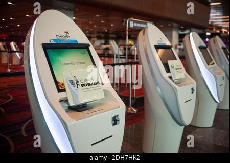 08.12.2020, Singapour, République de Singapour, Asie - bornes d'enregistrement automatiques fermées à l'intérieur du terminal 1 de l'aéroport international de Changi. Banque D'Images