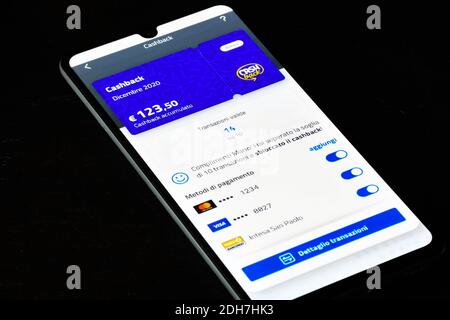 Nouvelle application italienne de remboursement des impôts de l'administration publique IO sur un smartphone, remboursement par carte de crédit Banque D'Images