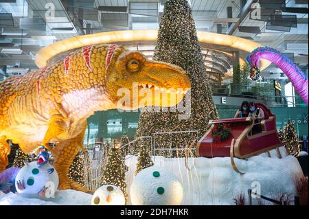 08.12.2020, Singapour, République de Singapour, Asie - les dinos, un traîneau et un arbre de Noël servent de décoration et de cadre de Noël à l'aéroport de Changi. Banque D'Images