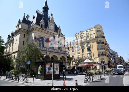Les Lilas (quartier de Paris) : l'hôtel de ville et les bâtiments du centre-ville, rue Òrue de ParisÓ Banque D'Images