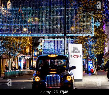 Une distance sociale stand sur Oxford Street, une route importante dans la ville de Westminster dans le West End de Londres, Royaume-Uni Banque D'Images