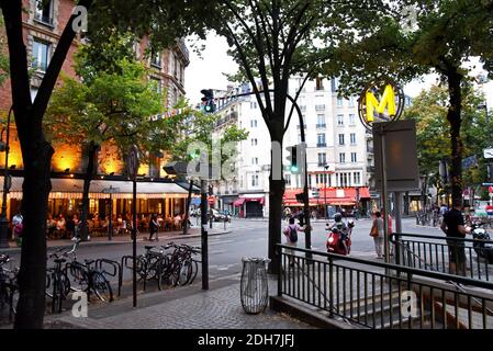Paris: Station de métro "metro Convention" dans le 15ème arrondissement, au coin des rues "rue Vaugirard" et "rue de la Convention" Banque D'Images
