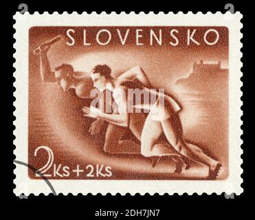 SLOVAQUIE - VERS 1939 : timbre-poste annulé imprimé par la Slovaquie, qui montre deux coureurs , vers 1939. Banque D'Images