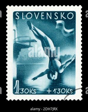 SLOVAQUIE - VERS 1939 : timbre-poste annulé imprimé par la Slovaquie, qui montre des sauts à l'eau, vers 1939. Banque D'Images