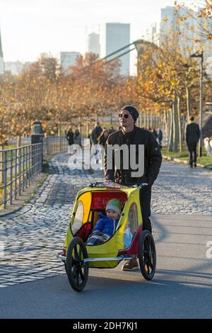 Père à vélo avec enfant à Francfort-sur-le-main, Hesse , Allemagne. Banque D'Images