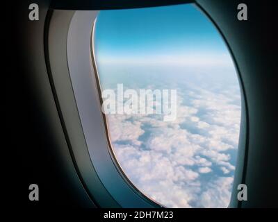 Image de faible profondeur de champ (mise au point sélective) avec une fenêtre d'avion et les nuages à l'extérieur. Banque D'Images