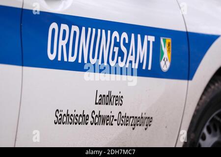 09 décembre 2020, Saxe, Berggießhübel Hellendorf: Inscription 'Ordnungsamt', ainsi que le quartier Sächsiche Schweiz-Osterzgebirge sur la porte de voiture dans la section photo: Tino Plunert/dpa-Zentralbild/ZB Banque D'Images