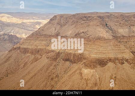 Des couches géologiques sont visibles sur la falaise de montagne érodée. Photographié à Nahal Tzeelim [Tze'eelim Stream], désert de Negev, Israël en décembre Banque D'Images