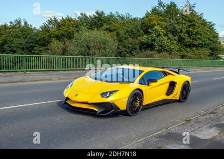 2016 jaune Lamborghini Aventador LP 750-4 SV S-A coupé voiture de sport; véhicules mobiles de circulation de véhicule, voitures conduisant véhicule sur les routes britanniques, moteurs, roadster motoring réseau routier britannique. Banque D'Images