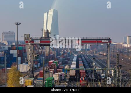 Horizon de Francfort vu de la gare de transfert de fret d'Ostende, avec des conteneurs de fret en premier plan , Francfort-sur-le-main, Hessen, Allemagne. Banque D'Images