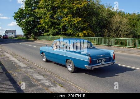 1961 60s Bleu années 60 Vauxhall Cresta 2651cc avec un chien farci dans le siège avant incliné hors de la fenêtre; véhicules mobiles de circulation de véhicule, voitures britanniques classiques, déplacement de véhicule restauré sur les routes britanniques, vieux moteurs, conduite sur le réseau routier. Banque D'Images