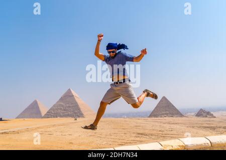 Un jeune touriste plaisante dans les Pyramides de Gizeh, le Caire, l'Egypte Banque D'Images