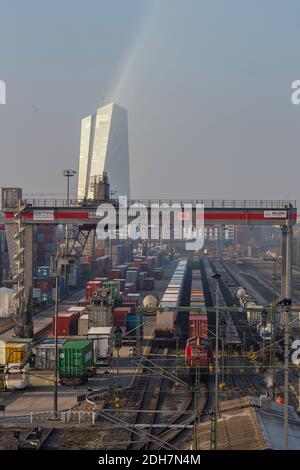 Horizon de Francfort vu de la gare de transfert de fret d'Ostende, avec des conteneurs de fret en premier plan , Francfort-sur-le-main, Hessen, Allemagne. Banque D'Images