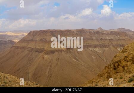 Des couches géologiques sont visibles sur la falaise de montagne érodée. Photographié à Nahal Tzeelim [Tze'eelim Stream], désert de Negev, Israël en décembre Banque D'Images