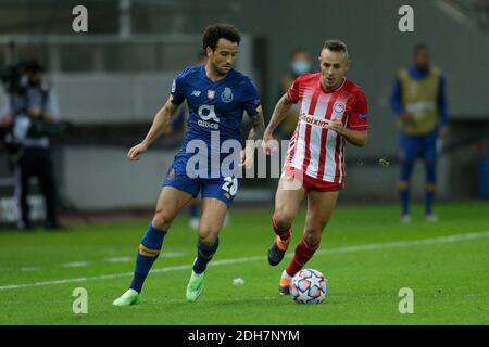 PIRÉE, GRÈCE - DÉCEMBRE 09 : Felipe Anderson du FC Porto et Rafinha du FC Olympiacos lors du match de scène du groupe C de la Ligue des champions de l'UEFA entre le FC Olympiacos et le FC Porto au stade Karaiskakis, le 9 décembre 2020, à Pirée, en Grèce. (Photo par MB Media) Banque D'Images