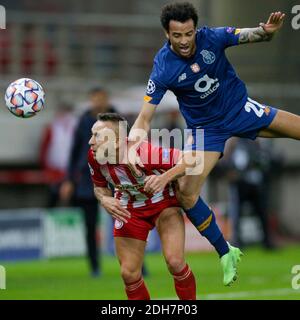 PIRÉE, GRÈCE - DÉCEMBRE 09 : Felipe Anderson du FC Porto et Rafinha du FC Olympiacos lors du match de scène du groupe C de la Ligue des champions de l'UEFA entre le FC Olympiacos et le FC Porto au stade Karaiskakis, le 9 décembre 2020, à Pirée, en Grèce. (Photo par MB Media) Banque D'Images