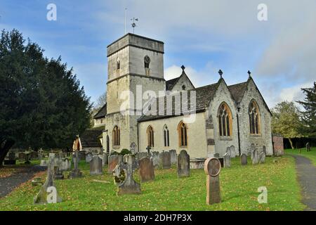 GV of St. Michael's Church, Church Street, Betchworth, présenté dans four Weddings and a Funeral, jeudi 12 novembre 2020.