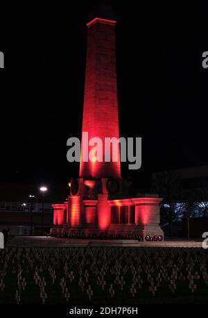 Les monuments de l'autre côté de Teesside sont devenus rouges pour marquer le jour du souvenir.Hartlepool Cenotaph