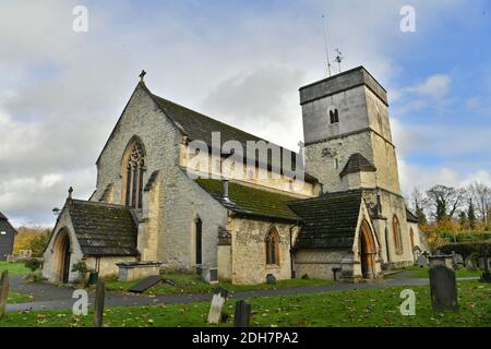 GV of St. Michael's Church, Church Street, Betchworth, présenté dans four Weddings and a Funeral, jeudi 12 novembre 2020.