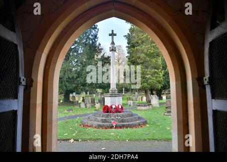 GV of St. Michael's Church, Church Street, Betchworth, présenté dans four Weddings and a Funeral, jeudi 12 novembre 2020.