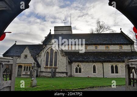 GV of St. Michael's Church, Church Street, Betchworth, présenté dans four Weddings and a Funeral, jeudi 12 novembre 2020.