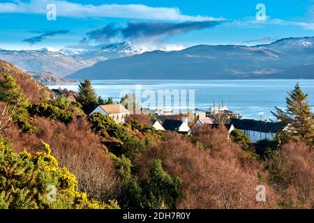 KYLE DE LOCHALSH ROSS-SHIRE ÉCOSSE CÔTE SAUVAGE VERS LE BAS RÉGION PORTUAIRE LOCH ALSH ET MONTAGNES ENNEIGÉES Banque D'Images