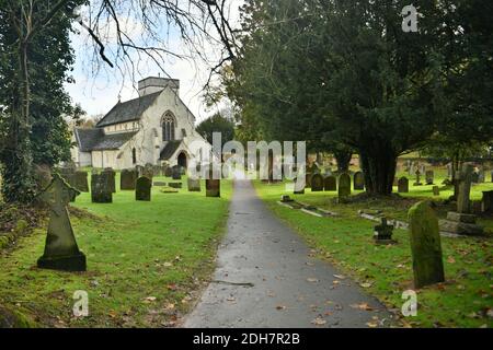 GV of St. Michael's Church, Church Street, Betchworth, présenté dans four Weddings and a Funeral, jeudi 12 novembre 2020.